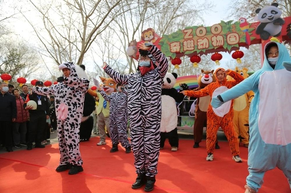 新春启程，喜乐相伴！这个春节假期，济南动物园金牛奇趣游园会启幕，以满满的心意与童