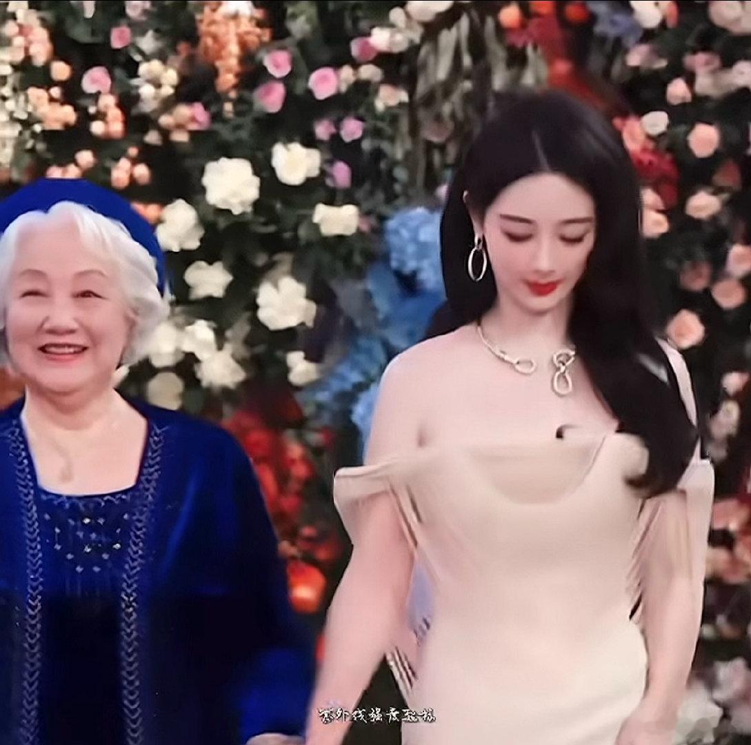 这一幕好像让我看到了以后的杨紫和年轻一辈的演员一起走的画面，不夸张的说杨紫以后也