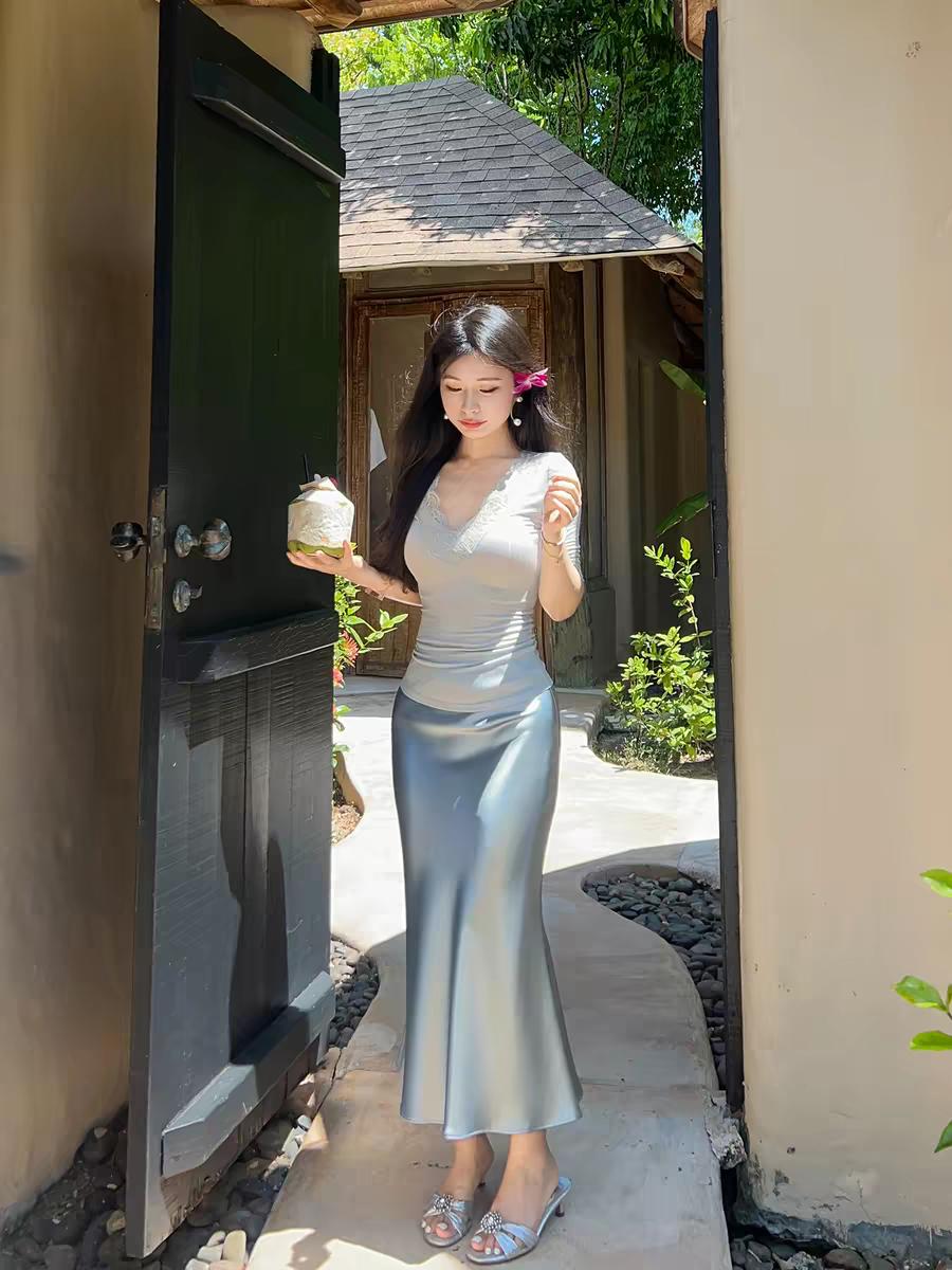 悠闲度假风，手捧椰子，漫步在热带风情的小屋前。度假风日常 度假治愈系风景 椰子的