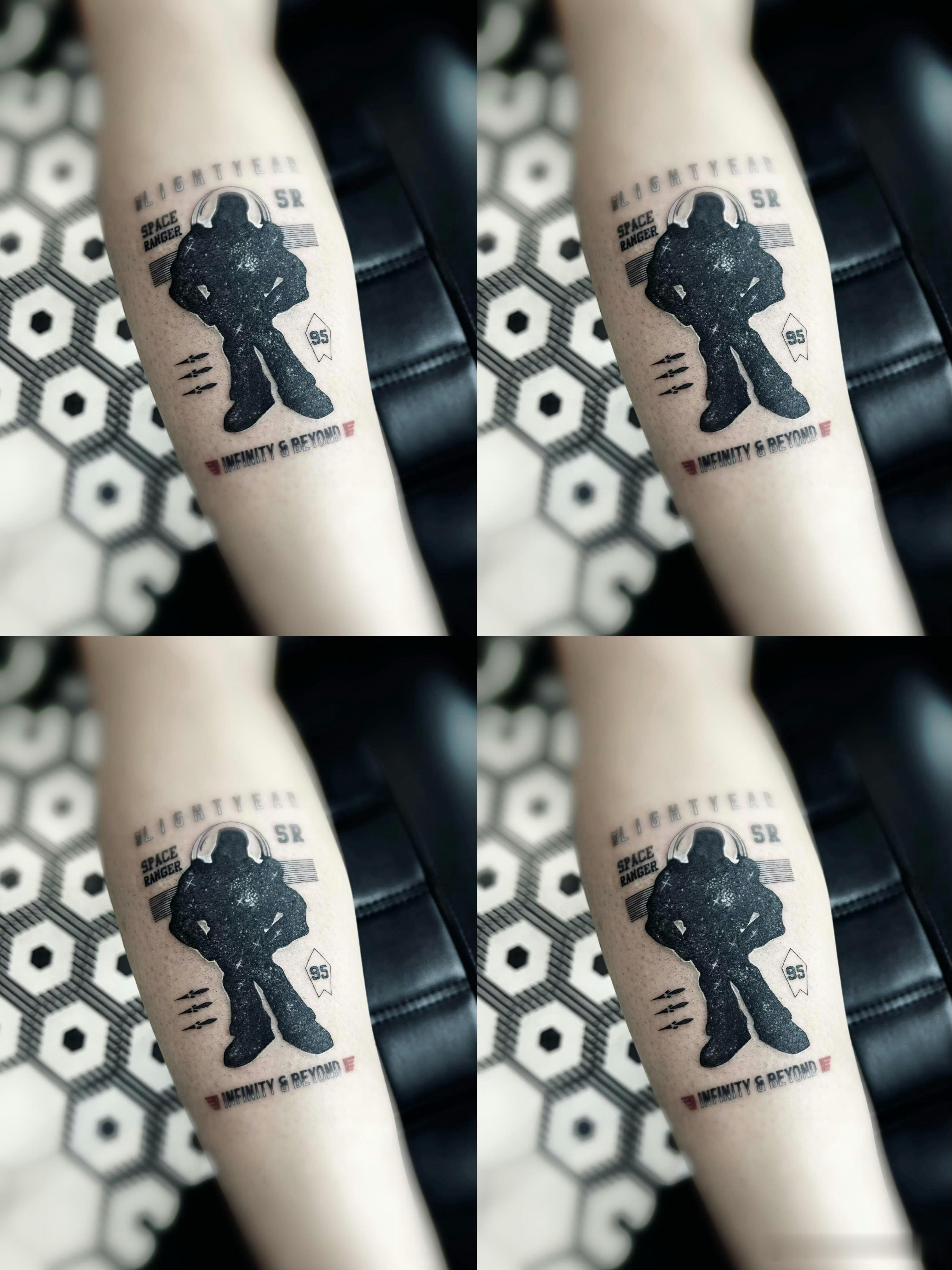 王嘉尔真是个设计天才BUZZ毒唯 这个巴斯光年设计真的好看蜀辣！ 