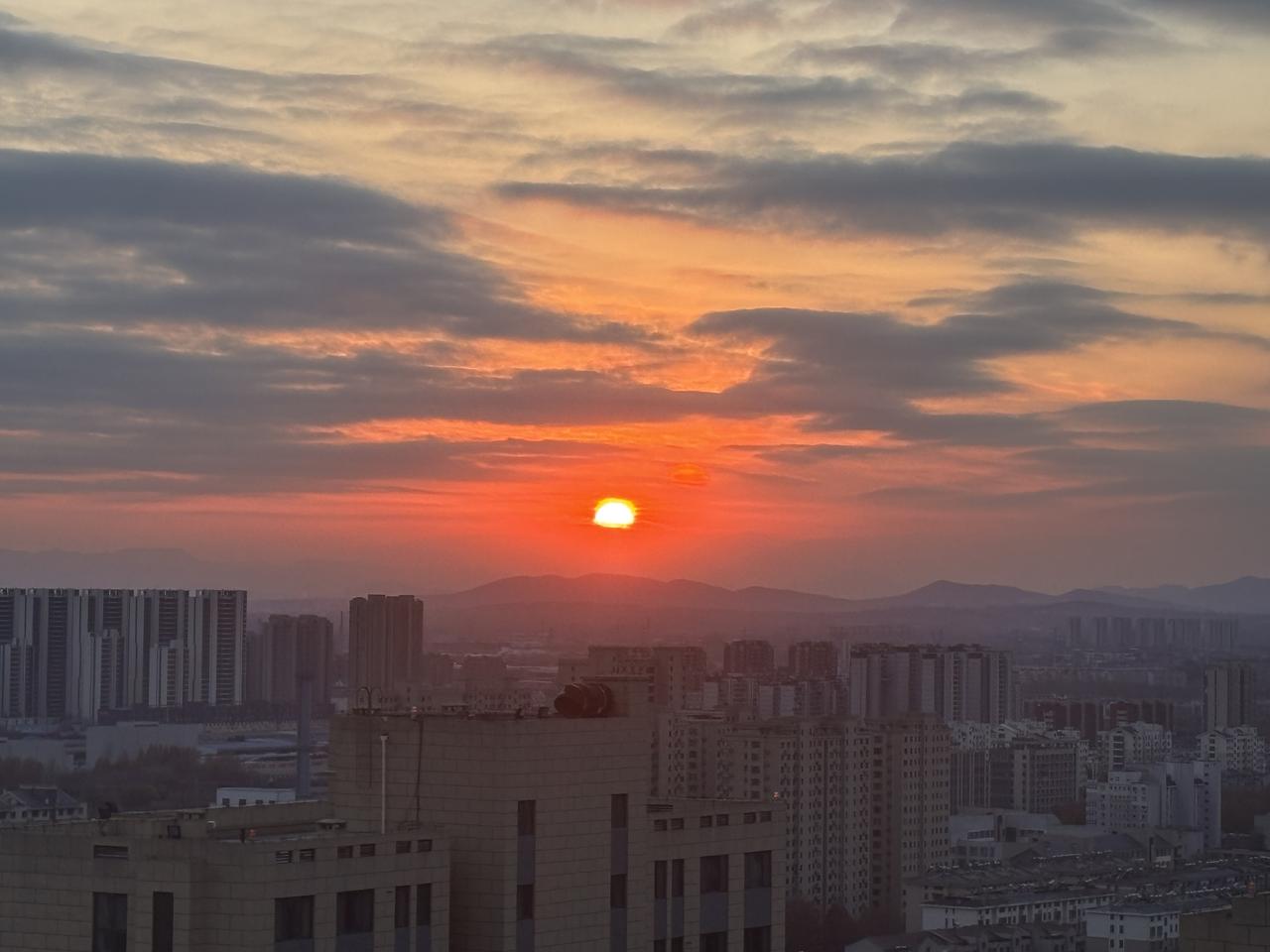 随手拍夕阳美景
似抓住生活小确幸
海口晚霞美到犯规
夏日傍晚
西海岸沿线
落日余