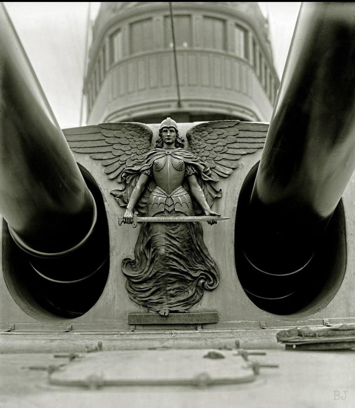 美国无畏舰的炮塔装饰——虽然实战价值为0，但审美装饰的感官极强。

这些早期军舰