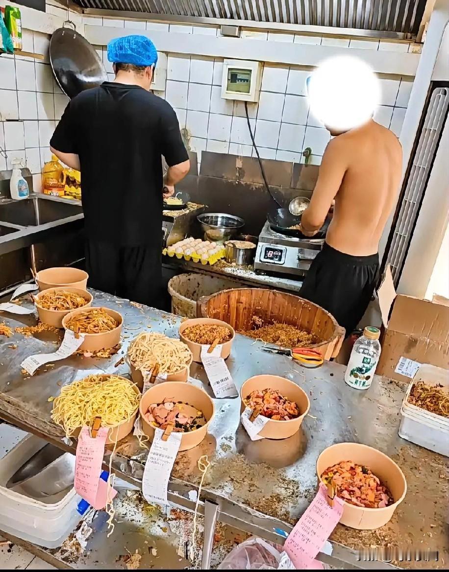 有一天我送外卖去小河。有个女的问我这附近哪一家比较干净，好吃？我直接跟他说，你看