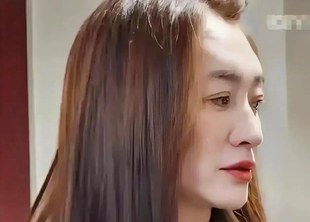 其实这样近距离的观看，她的颜值很一般，是正常四五十岁女人的模样，不化妆不美颜，根