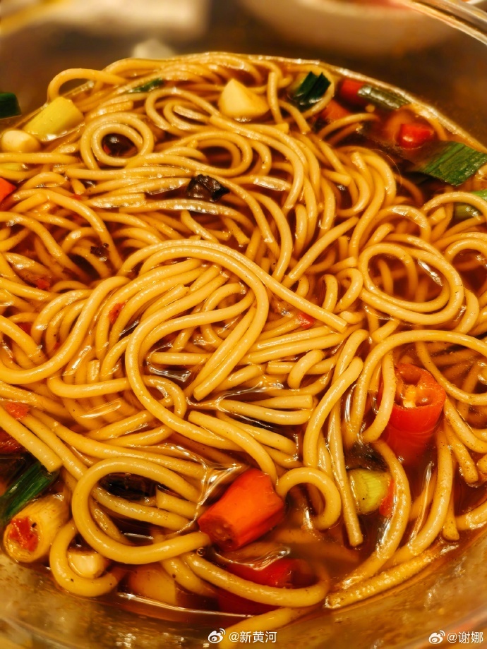 【#谢娜晒和李维嘉何炅合照#】#谢娜被何炅李维嘉投喂#  6日， 主持完《乘风2