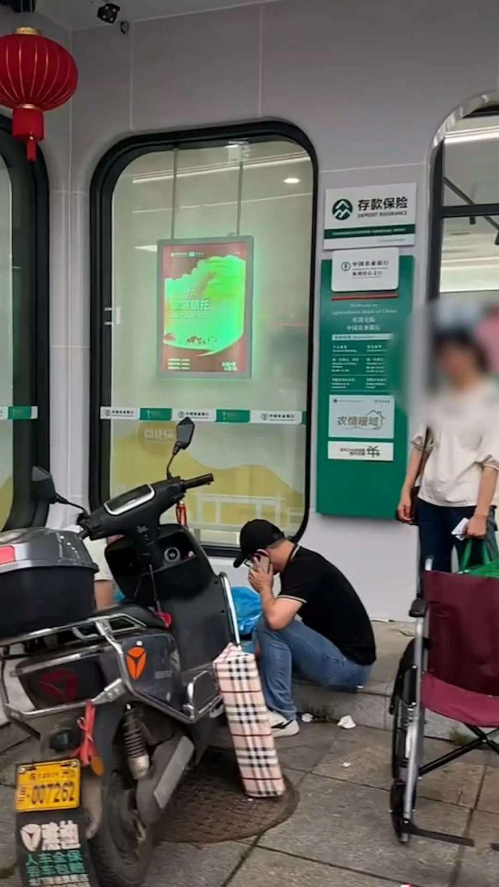 重病老人银行取款身亡新进展：家属称双方已和解，银行将支付10