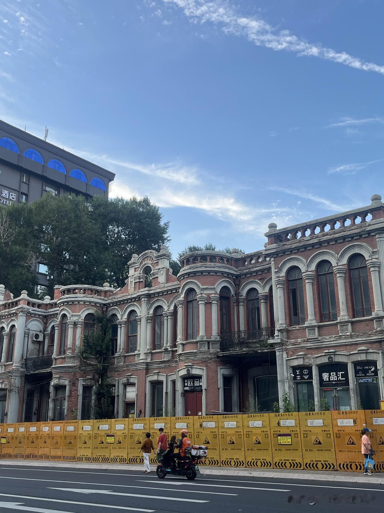 有段非常通透的话：“靠自己爬起来的人，表面都非常客气和善，实际再也没有人能走进他