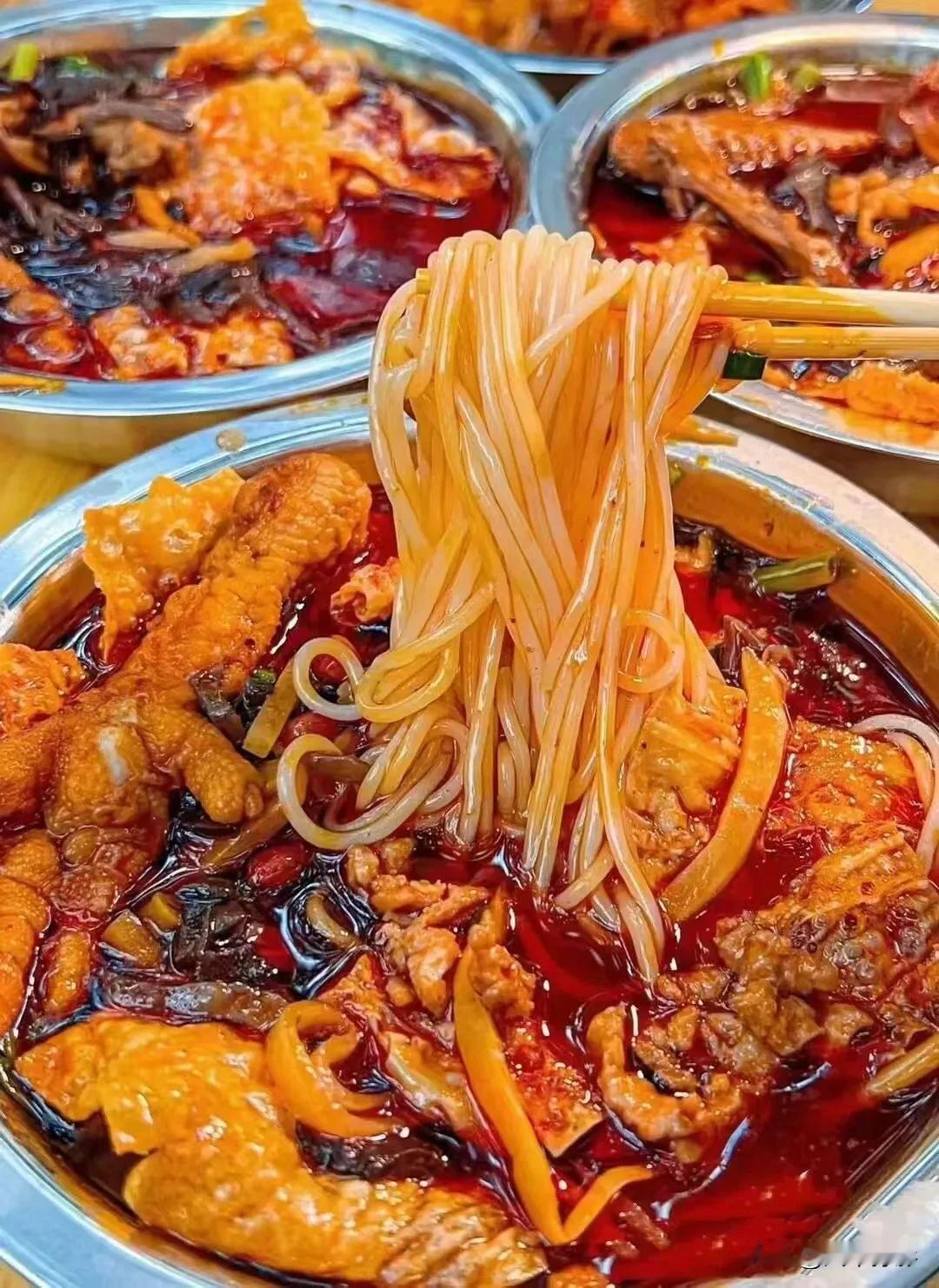 #分享我最爱的秋日美食#秋高气爽，必须来一碗加辣的螺蛳粉。