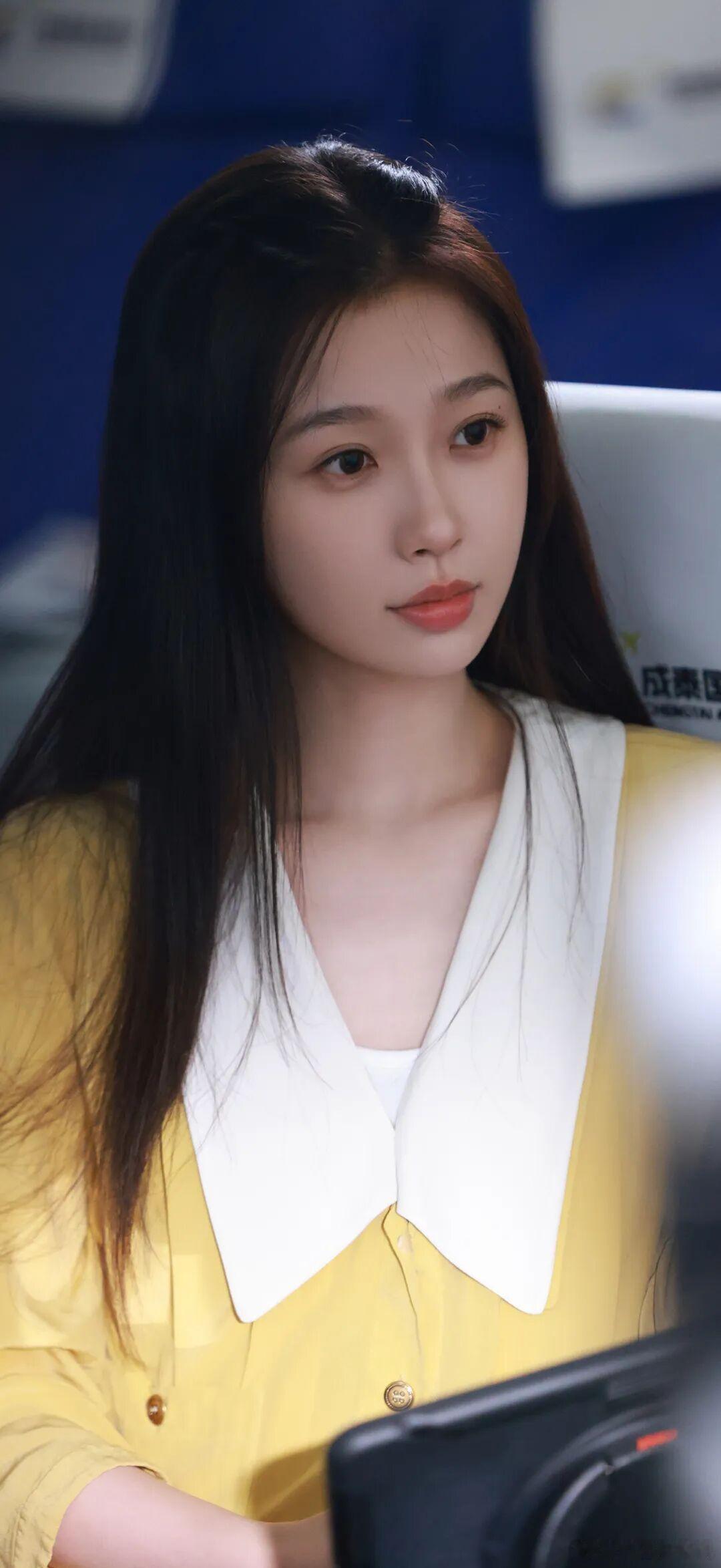 虞书欣横店开机大吉哇偶，虞书欣终于进组拍戏了，期待更多欣欣子的作品吧