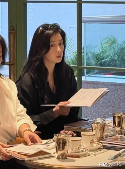 蒋欣现身香港餐厅会友，素颜状态干练又松弛
 
近日，有网友在香港某餐厅偶遇蒋欣，