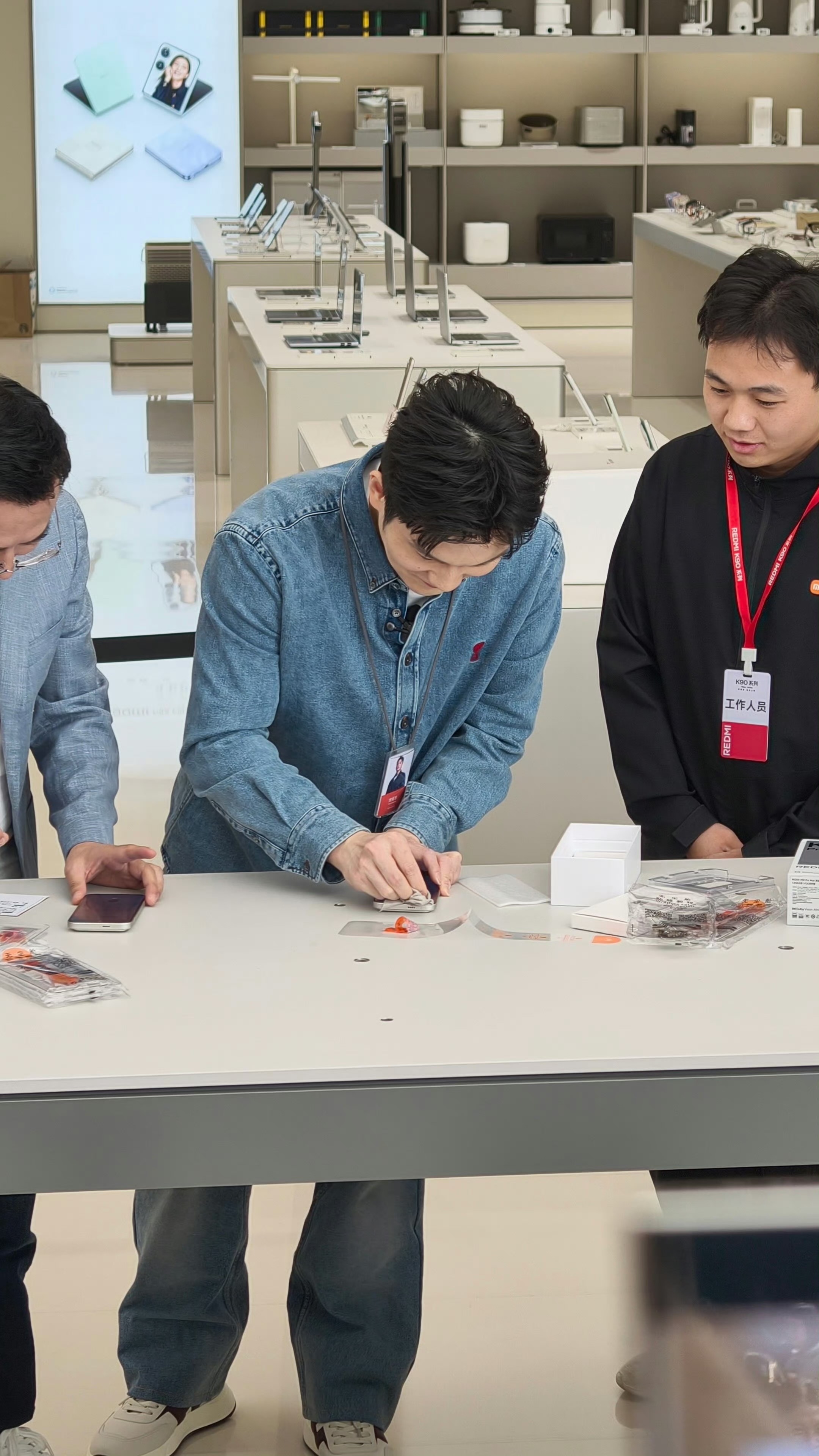 樊振东店长手法好专业，被世界冠军贴的膜要舍不得撕了