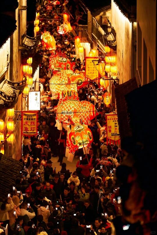 今晚前滩公园巷将有瞻淇鱼灯表演🐟🎭