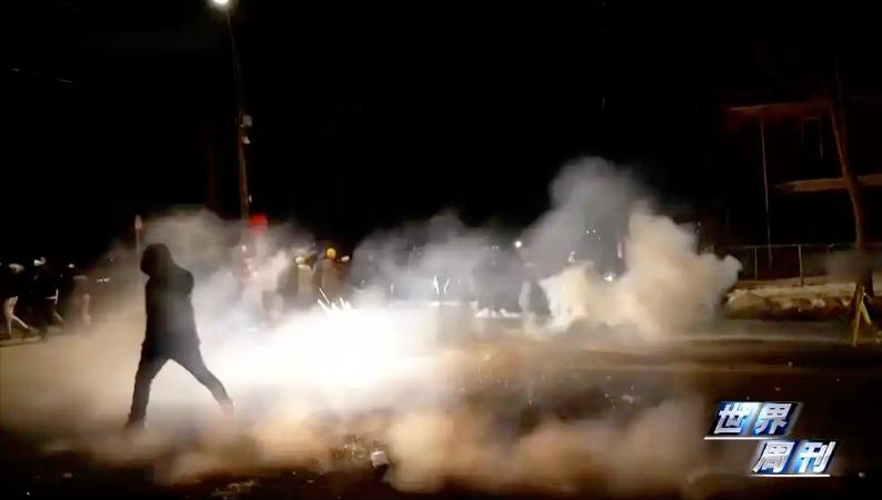 美国ICE快把美国老百姓给逼疯了，一周之内在明尼阿波利斯连开两枪，先崩了无辜美国