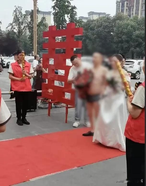 过分了吧！四川眉山一小区，5月12号中午，红地毯铺好了，大红的“喜”字也立好了。