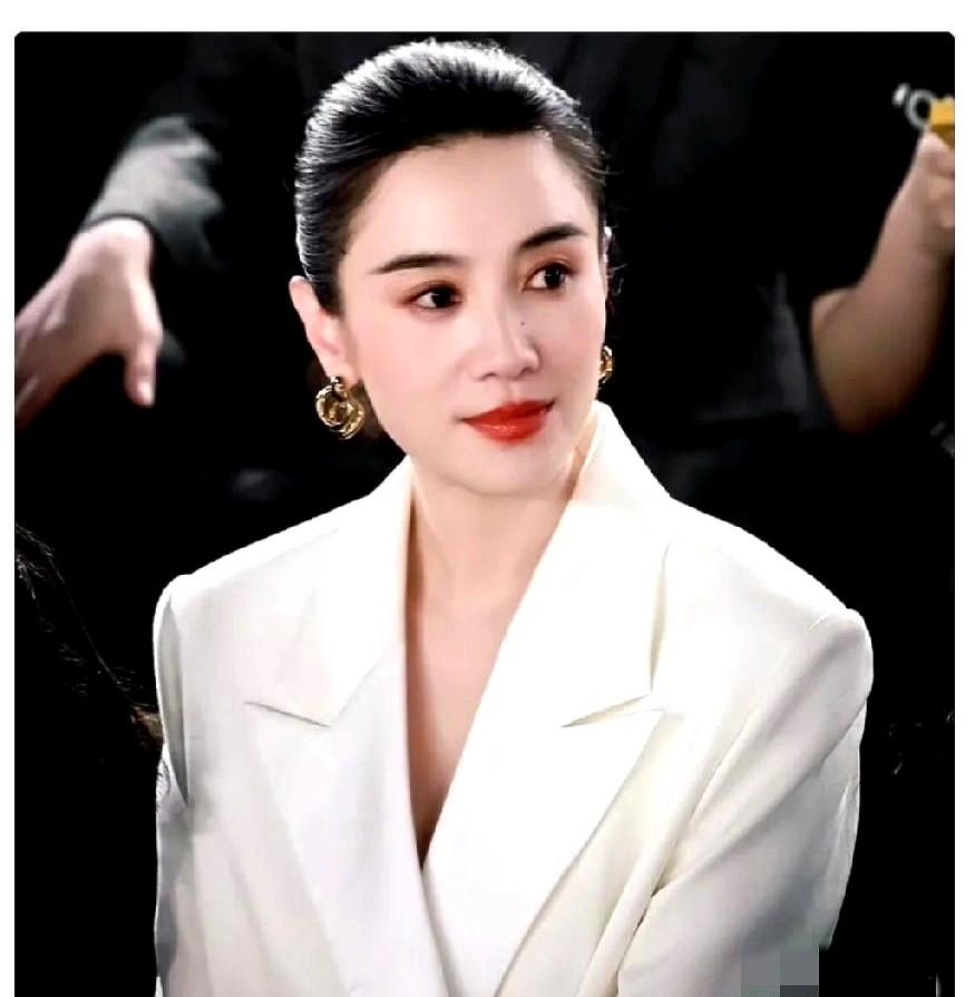 她十年不换发型，不是懒，是懂自己。

不是所有女生都要换发型才叫时髦。

宋佳那