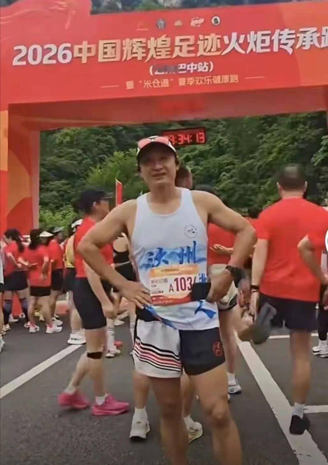 陈毛是一位来自四川达州的 57 岁业余跑步大神，他 50 岁才开始系统训练，7 