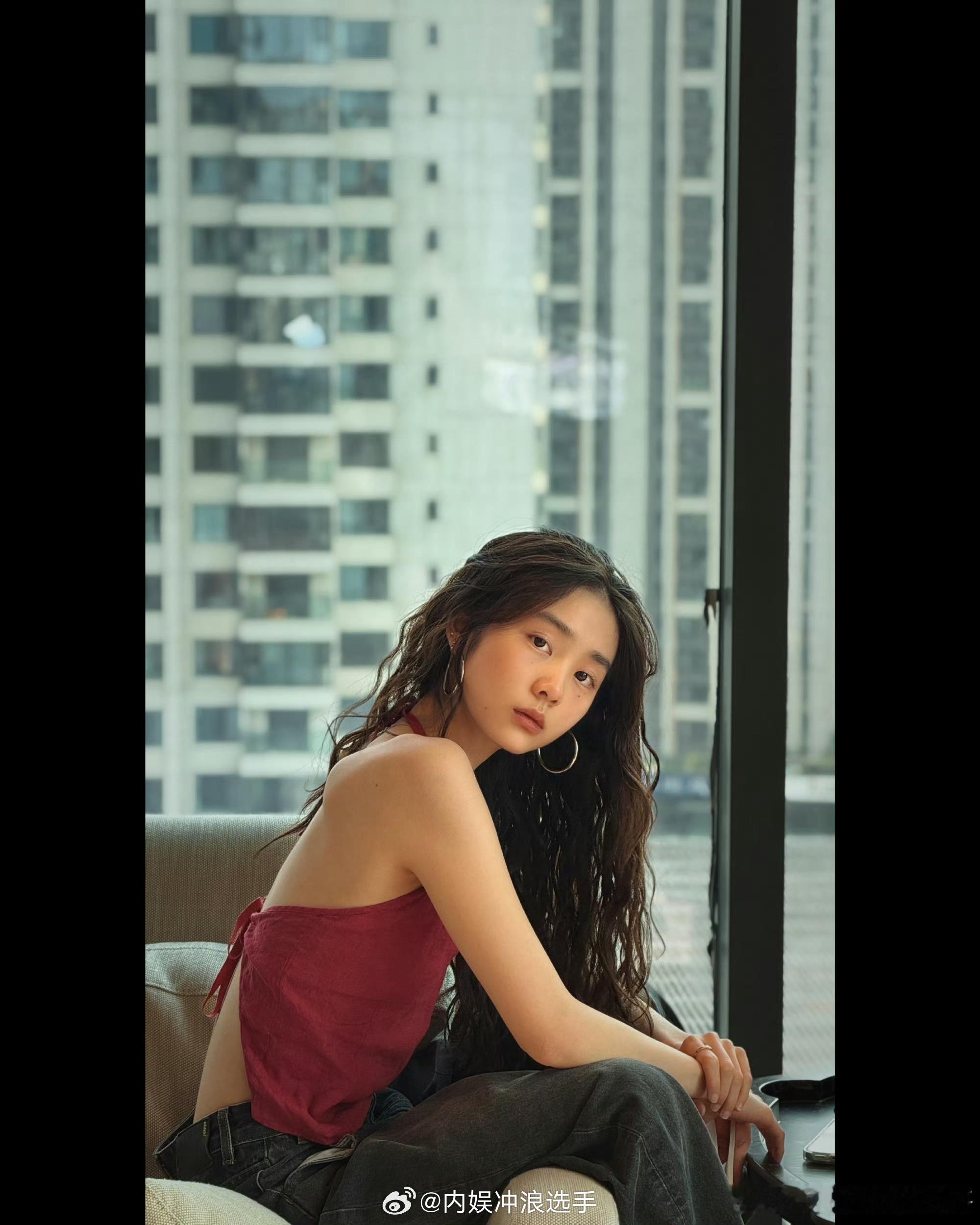 黄多多ins晒美照黄多多好薄一片 黄多多ins晒美照，好薄一片 