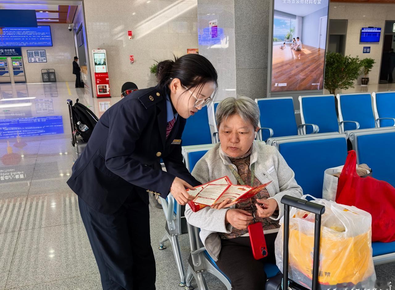 广通车务段香格里拉站结合今年全国消防宣传月活动主题，在候车室开展安全用火用电宣传