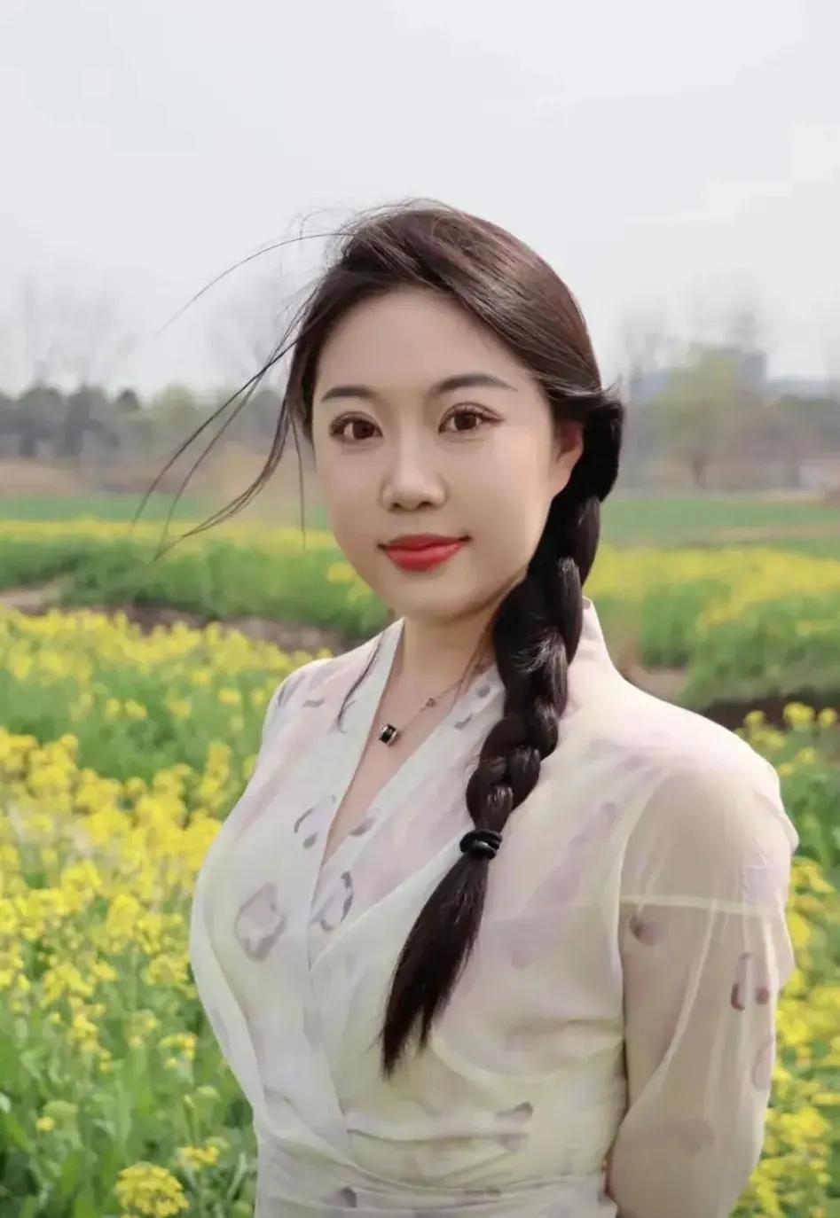 站在人生的三十岁门槛上，似乎世界都在催促我们快点步入婚姻的殿堂，快点成为父母。但