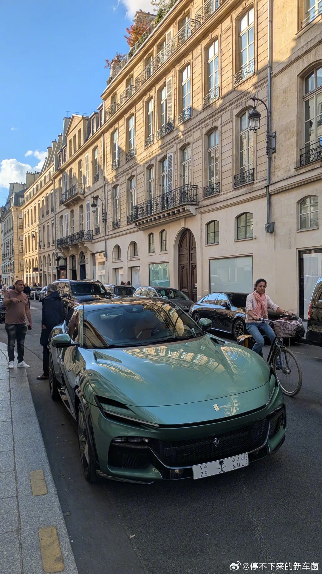 周一早，Ferrari Purosangue Tailor Made跟街景极搭 