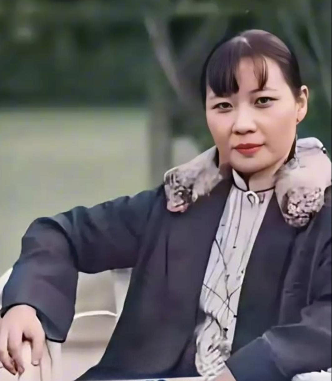 你有哪些珍藏许久的老照片早期的宋美龄非常喜欢流海（图一），但是后来听了高人劝说后
