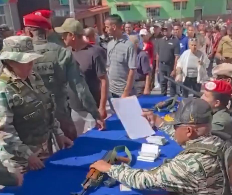 委内瑞拉大规模向民众发枪，后果可能挺严重！一旦美军没有登陆委内瑞拉本土，那么这些