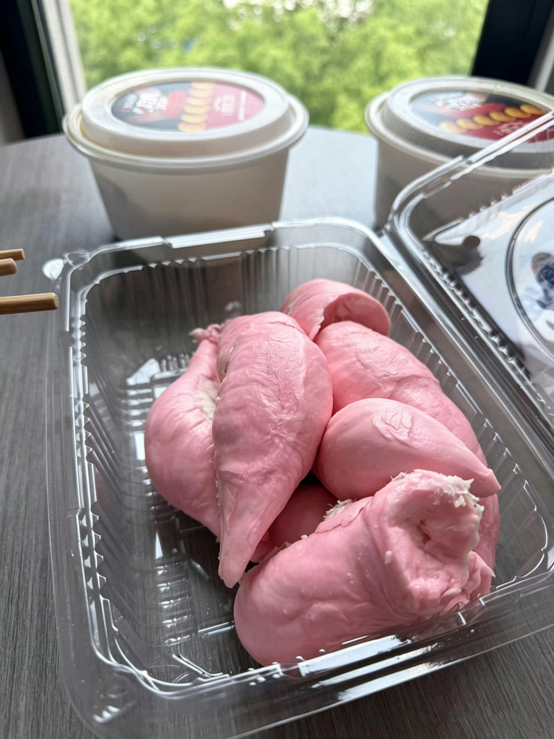 粉色榴莲没吃过，但粉色乍一看好像内脏啊一个不爱吃动物肝脏的人瞬间没有食欲，还是喜