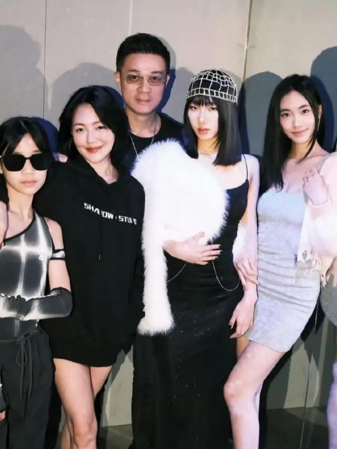 曝大S合开公司转至许雅钧名下 媒体爆料，大S生前与小S合伙的犬象有限公司已经变更