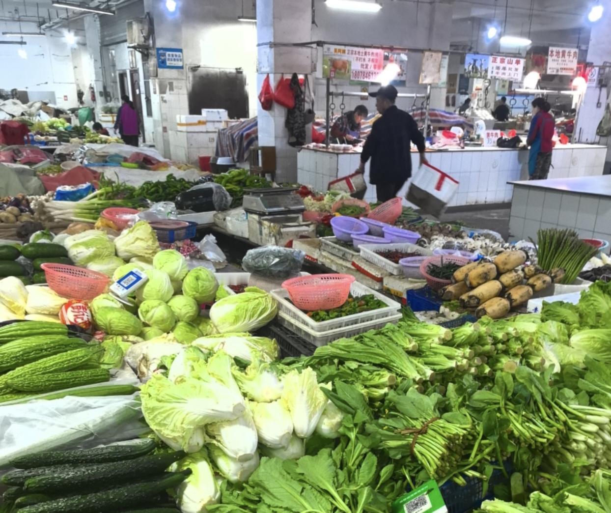 不知大家发现没有，
自从汽油价格上涨之后，
退休人群中骑燃油摩托车到农贸市场购物
