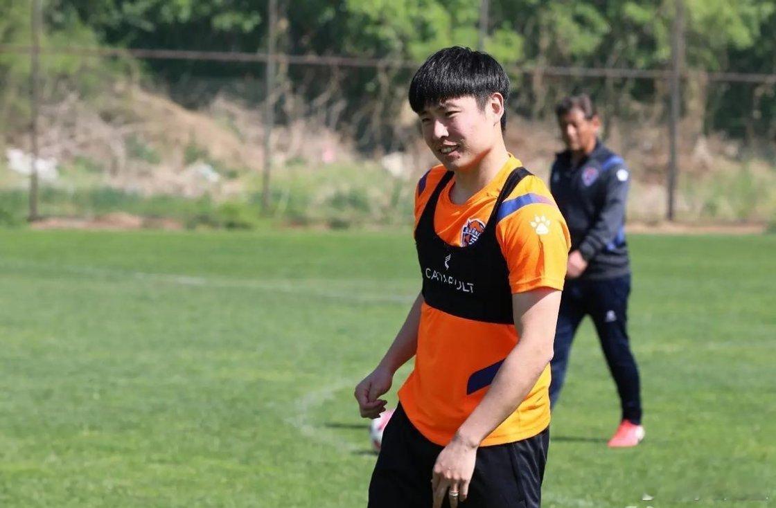 据博主“青岛体坛那些事儿”的报道，现年37岁的前国脚郑龙已出任青岛海牛助教。据悉