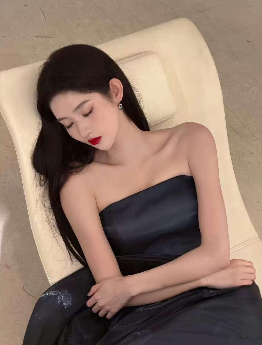 金鸡奖出发look堪称美人鱼本人，简约抹胸长裙衬得颜值气质双在线，星辰大海优秀学