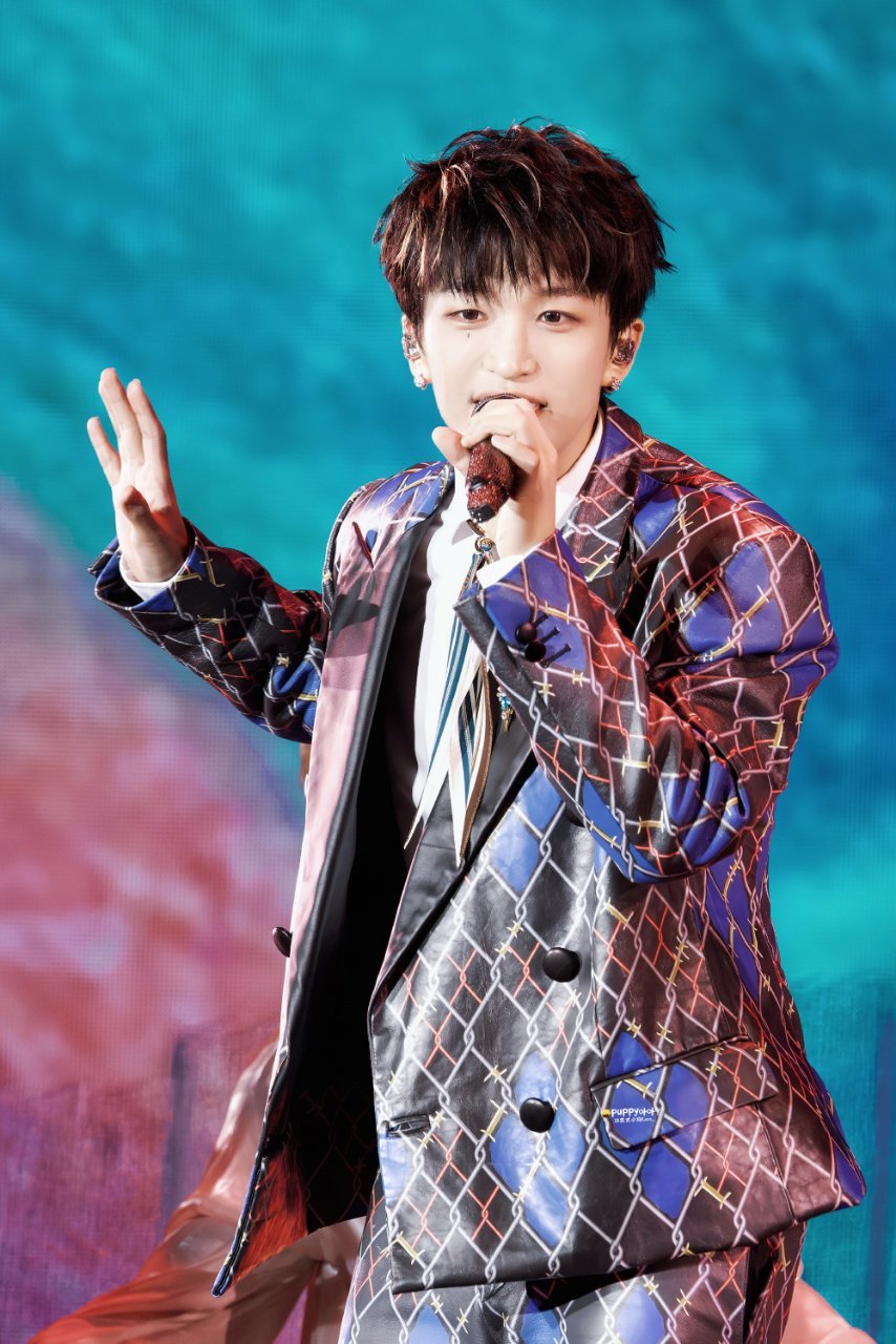 黄子弘凡最冷的地方跳最热的舞黄子弘凡在哈尔滨零下天跳最热唱跳，动作利落力度拉满，