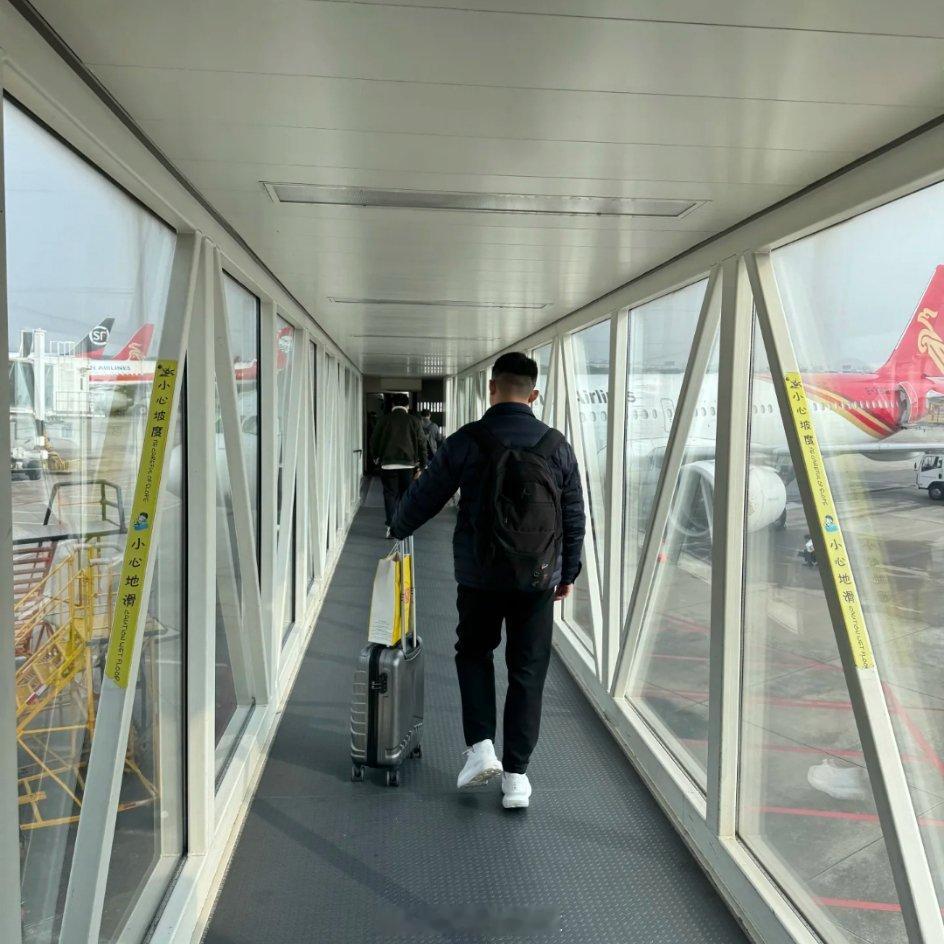 婚姻生活坦白局婚后和他出门最大的好处，就是那份藏在细节里的安心。行李箱永远是他推