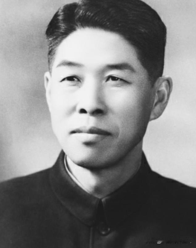 1958年，工作人员将一份上海人事调动文件交到了毛主席的办公桌上。主席翻开一看，