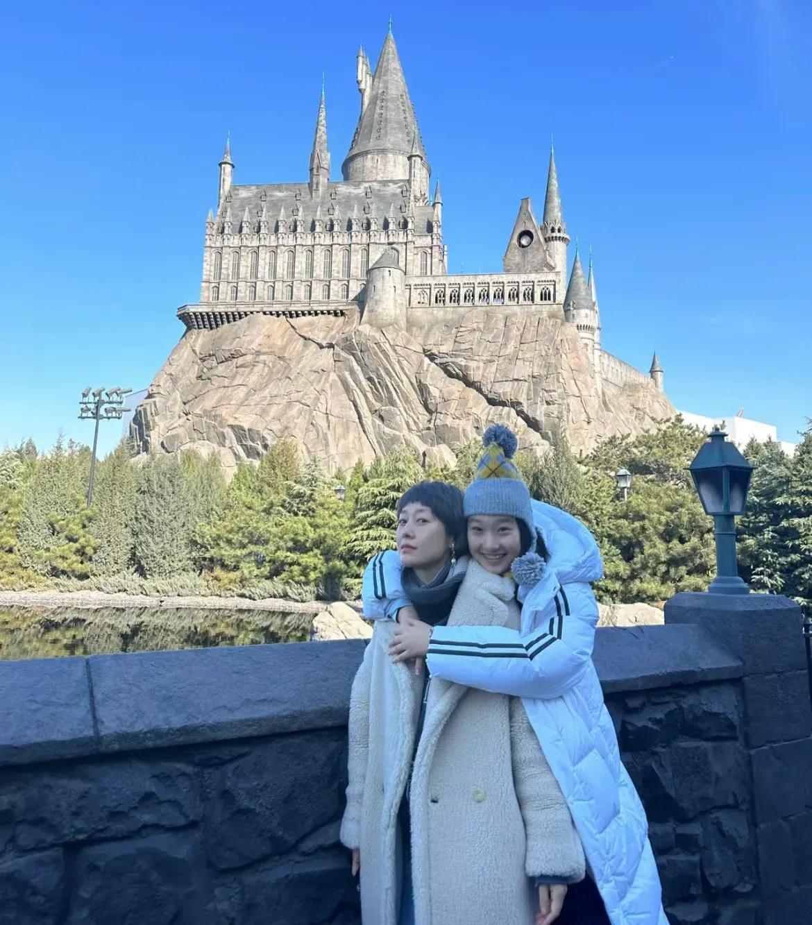 马伊琍带大女儿到北京环球影城游玩！15岁的文君竹个子已经超过了妈妈，笑起来眼睛弯