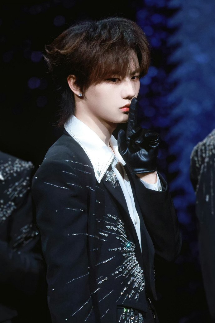 张子墨cos纪律委员内娱红毯纪律委员上新人了！张子墨就这样一直比嘘2025微博之