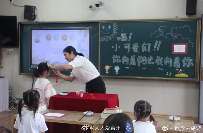 从被留守到守留守台州教师的五年逆行路 清晨6点半，薄雾萦绕天台山石梁镇，王影早已