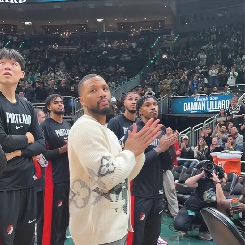 该鼓掌了啊，杨瀚森~

开拓者客场对阵雄鹿，雄鹿主场播放了利拉德的视频向他致敬，