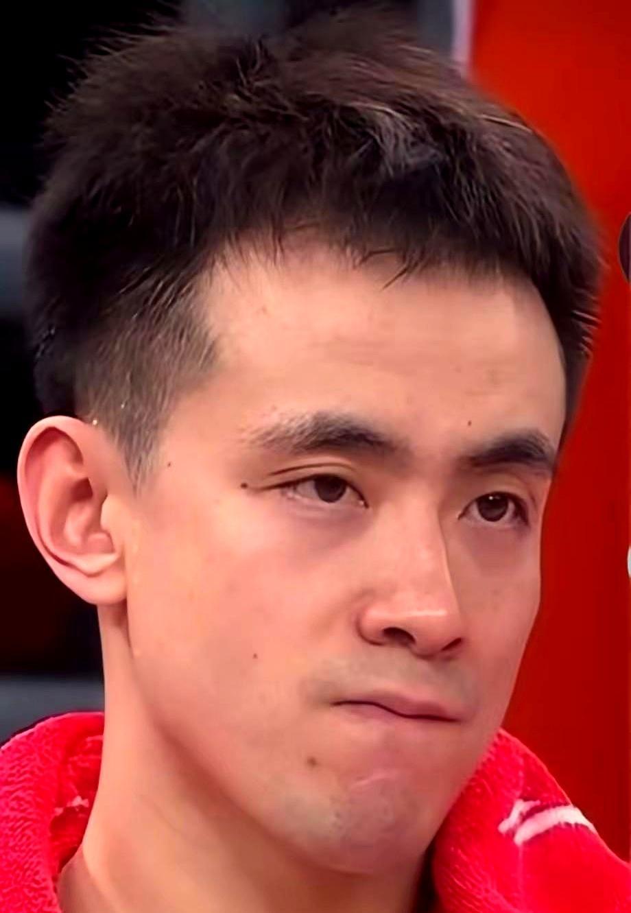赵继伟突然把辽宁队的认证从个人主页撤了，这事儿看着像个信号，一个从青训打出来的核
