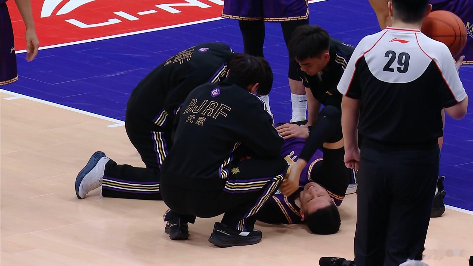 北控男篮vs新疆男篮 沈梓捷脚踝估计有点严重，要直接送医院检查了。 北京·国家奥