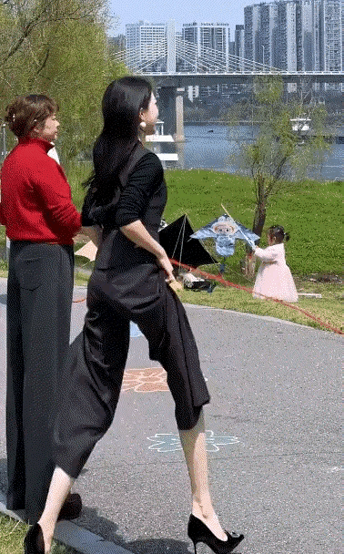 人美跳的也好，一般人绝对做不到，鞋早跳飞了！