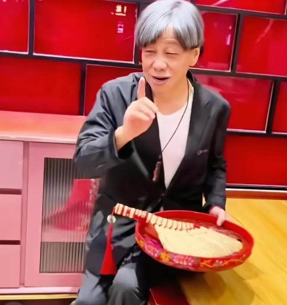 梁小龙临死前的遗言
反射出了他的生死观和他的大爱
他说:“先不要公开他的死讯，就