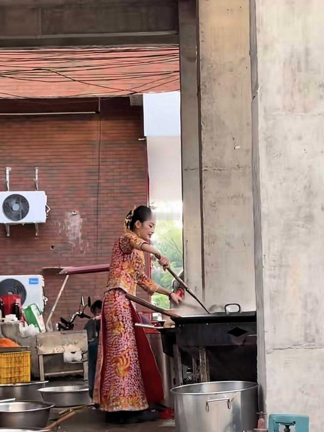 这为什么要嫁过去呢 自己的酒席还得自己来下厨 
