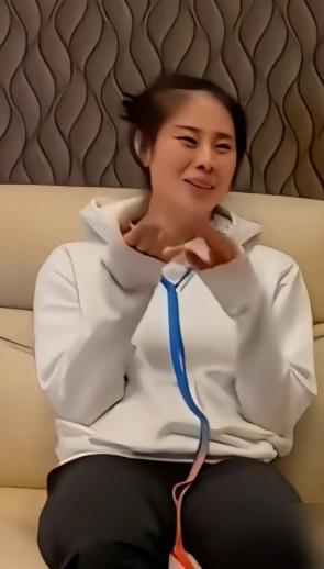 被AI造谣私吞20万，昔日功臣摘铜牌，如今却被求着救火。
 
家门口输球，教练把