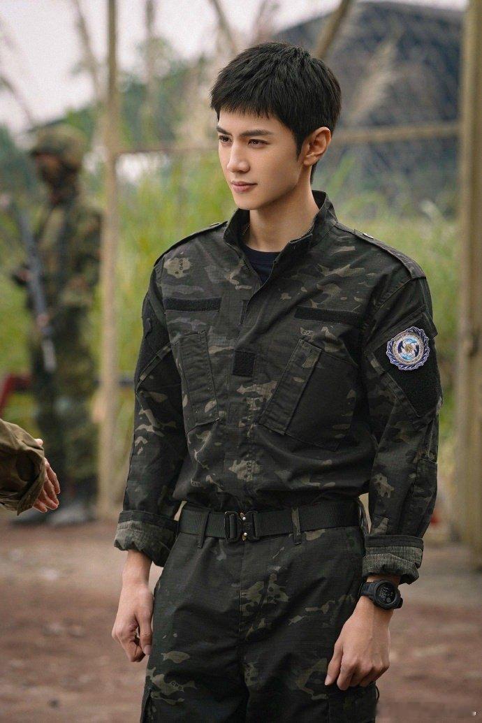 陈哲远大侦探路透梦回李瓒 陈哲远这波路透真是“行走的回忆杀”！当他以挺拔的军人姿