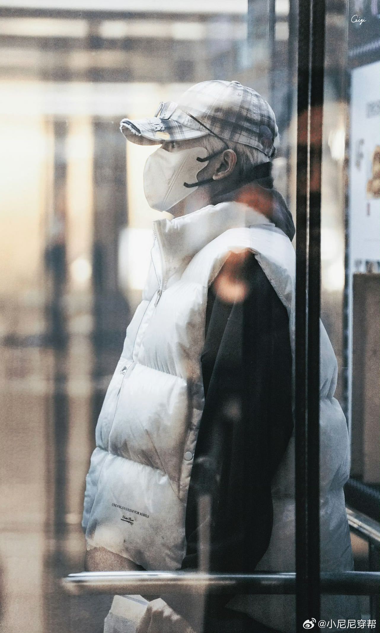 胡先煦上海路透生图 这步伐又飒又有范儿，白金发色搭配精致骨相，端正漂亮的眉眼太吸