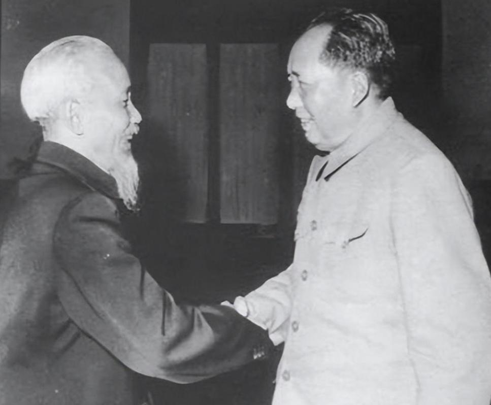1965年胡志明提出互换拐杖，毛主席却第一时间拒绝：换不得换不得

“1965年