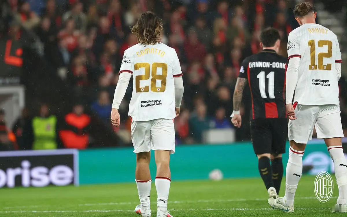 🔴⚫虽然比分不好看，但还是要祝贺科莫托迎来一线队首秀。sempremilan 