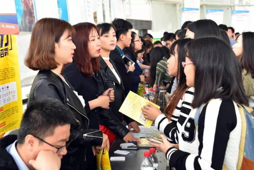 大家一定要听劝
有工作的千万别任性辞职
每年六七月
都有上百万大学生毕业冲进职场