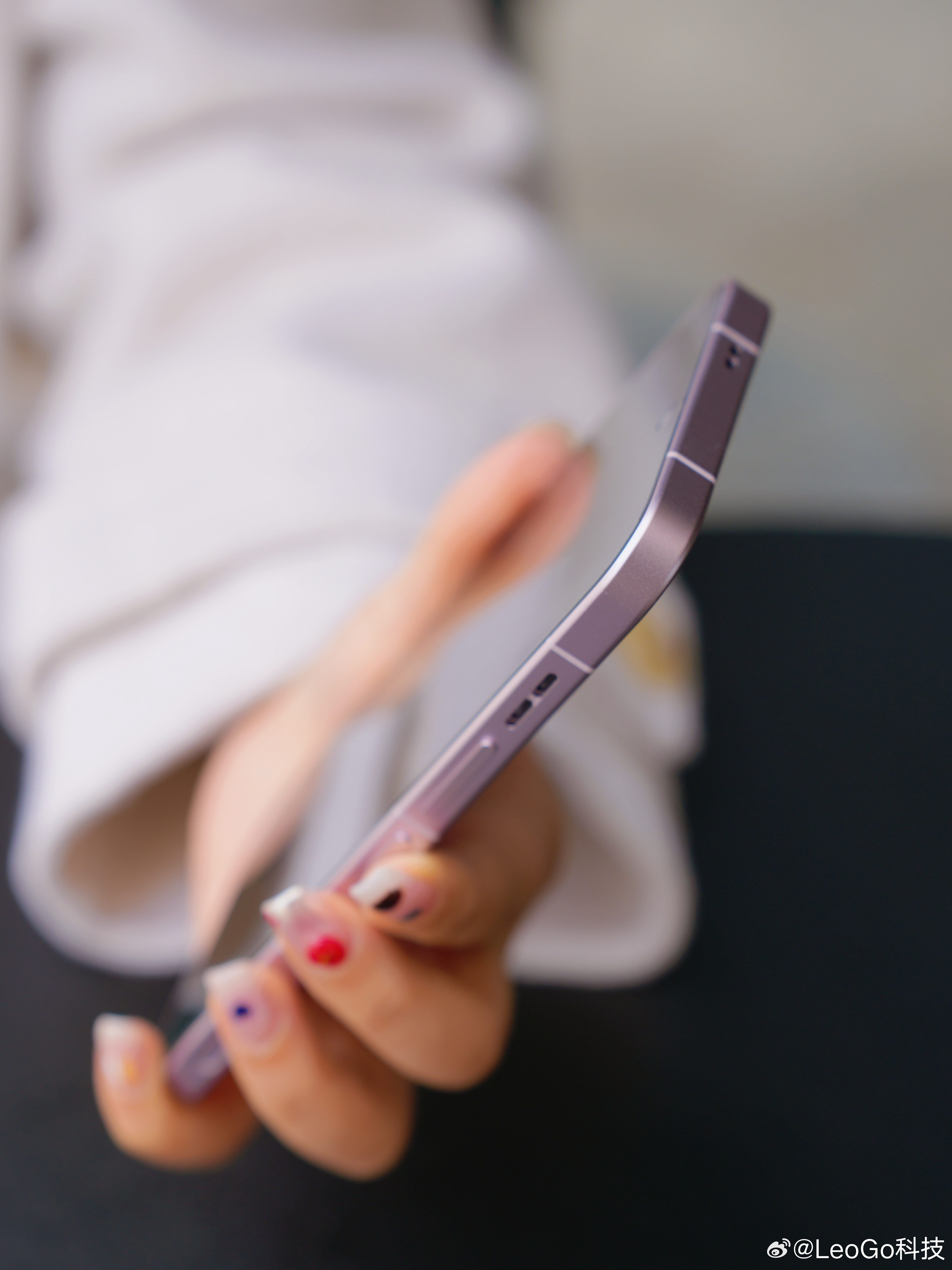 猛男の浪漫，藏在尘光粉里。不是甜腻的粉，是光线流转间的高级感。铝合金中框冰感趁手